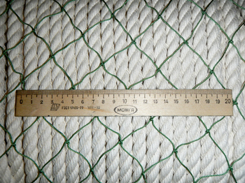 Сетка капроновая, ячея 40мм, высота 14,2 метра, из нити 1,2мм (разрывная нагрузка нити не менее 33,0 кгс), цвет зеленый